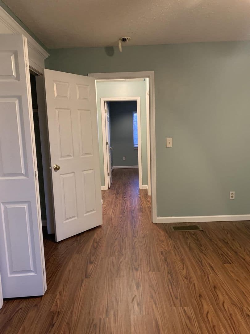 Lexington Apartment: 1100 Horsemans Ln