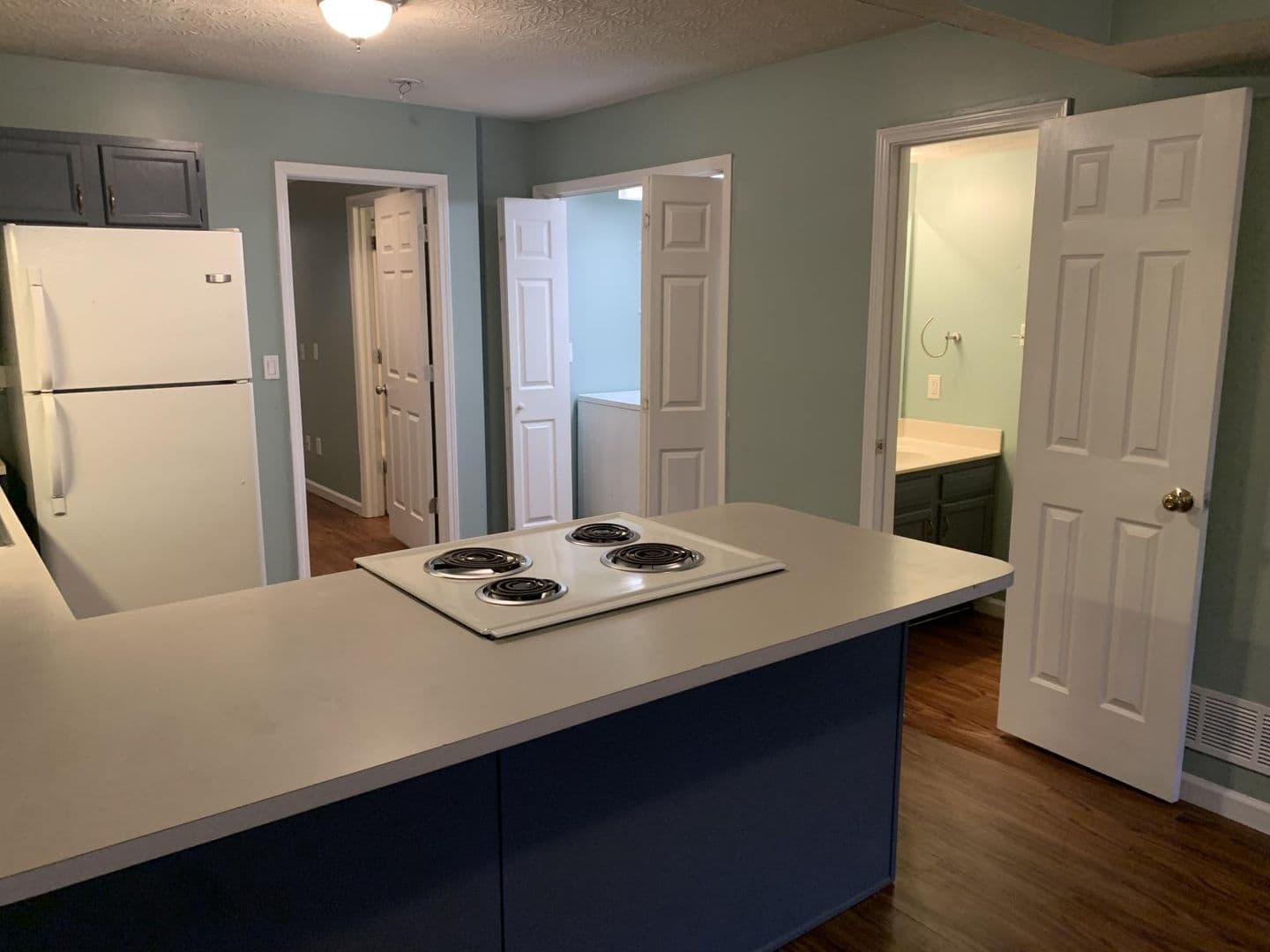 Lexington Apartment: 1100 Horsemans Ln