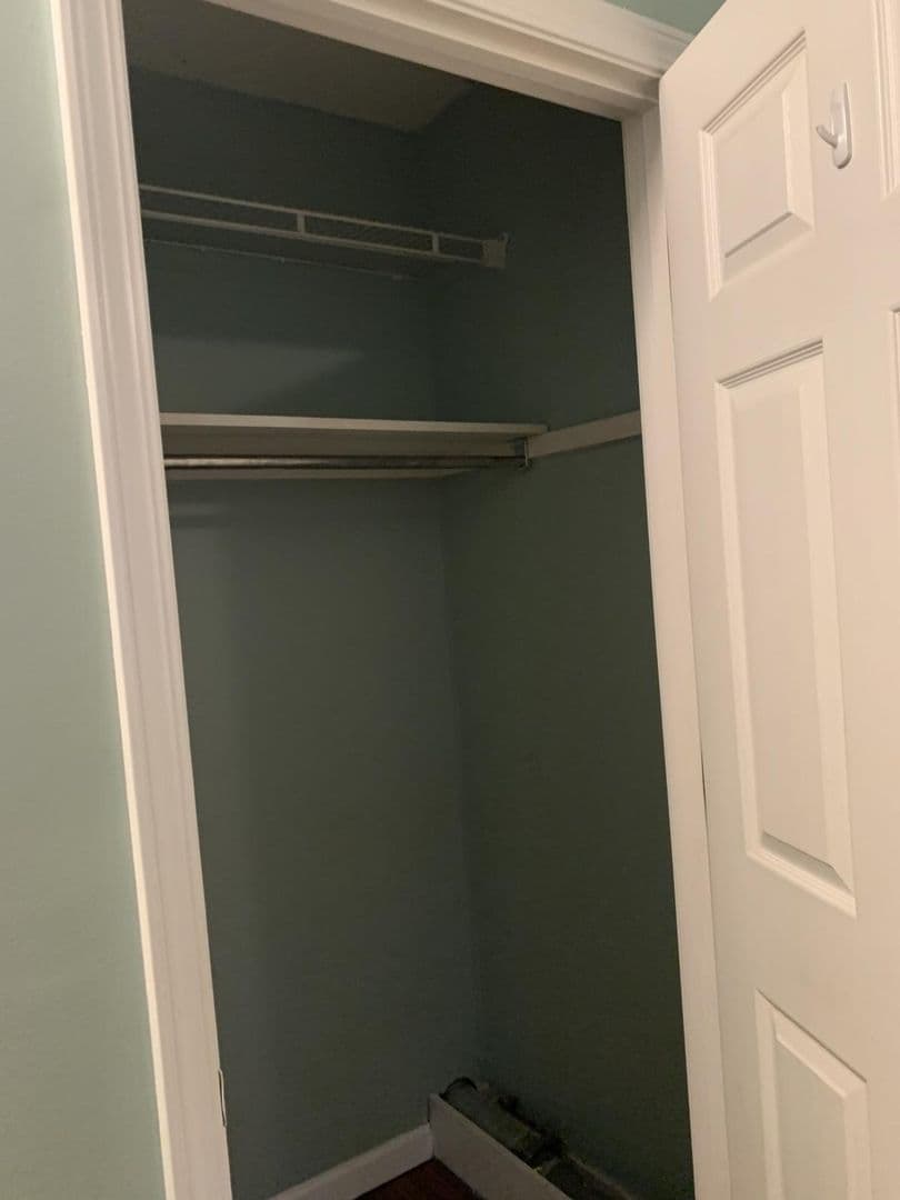 Lexington Apartment: 1100 Horsemans Ln