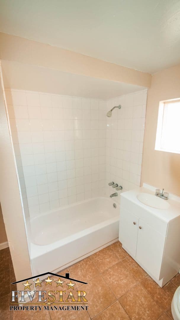 BAKERSFIELD House: 604 LAWSON RD