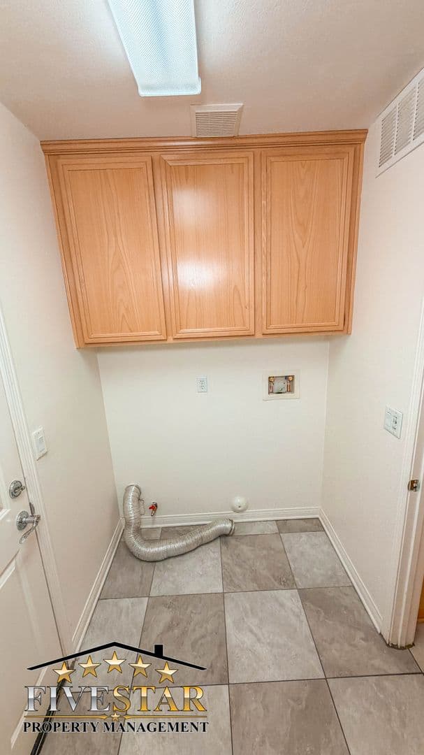 Bakersfield House: 10410 Titanium St