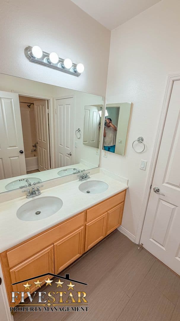 Bakersfield House: 10410 Titanium St