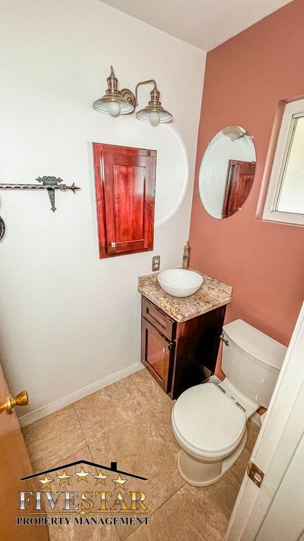 Bakersfield House: 709 Park Dr