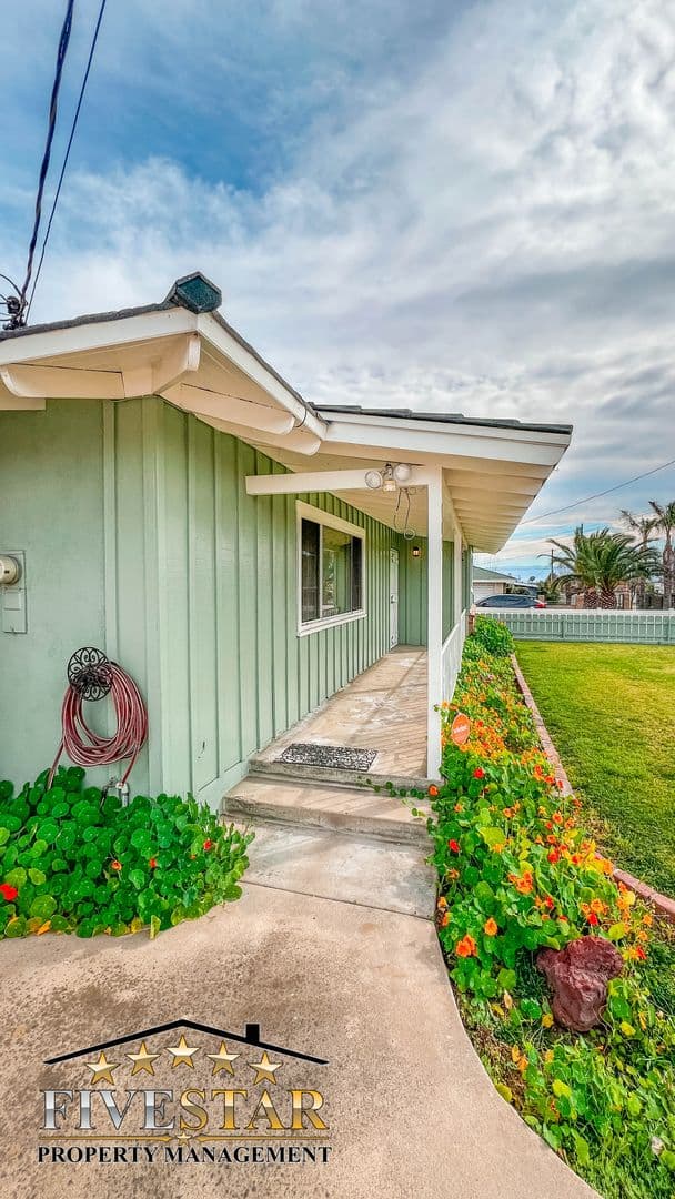 Bakersfield House: 709 Park Dr