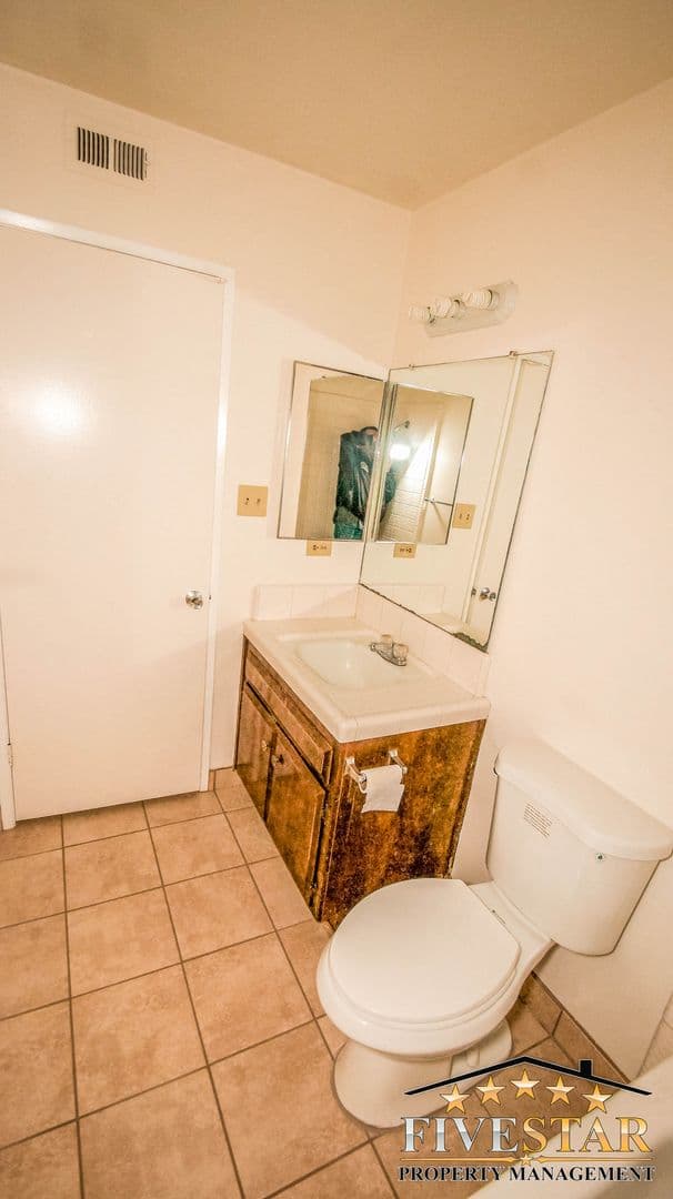 BAKERSFIELD Apartment: 2700 ASHE RD