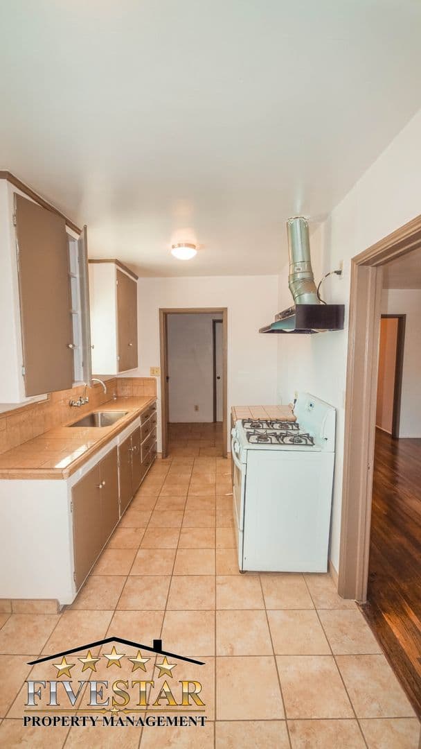 BAKERSFIELD House: 209 BLOMQUIST DRIVE