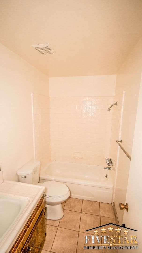 BAKERSFIELD Apartment: 2700 ASHE RD
