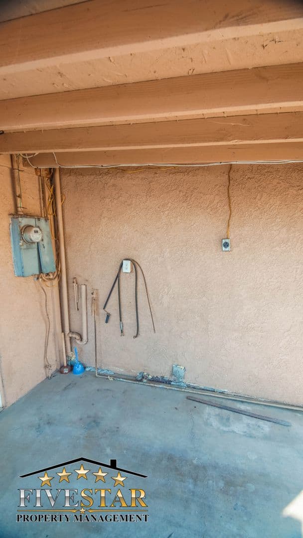 BAKERSFIELD House: 604 LAWSON RD