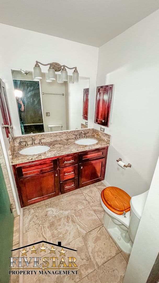 Bakersfield House: 709 Park Dr
