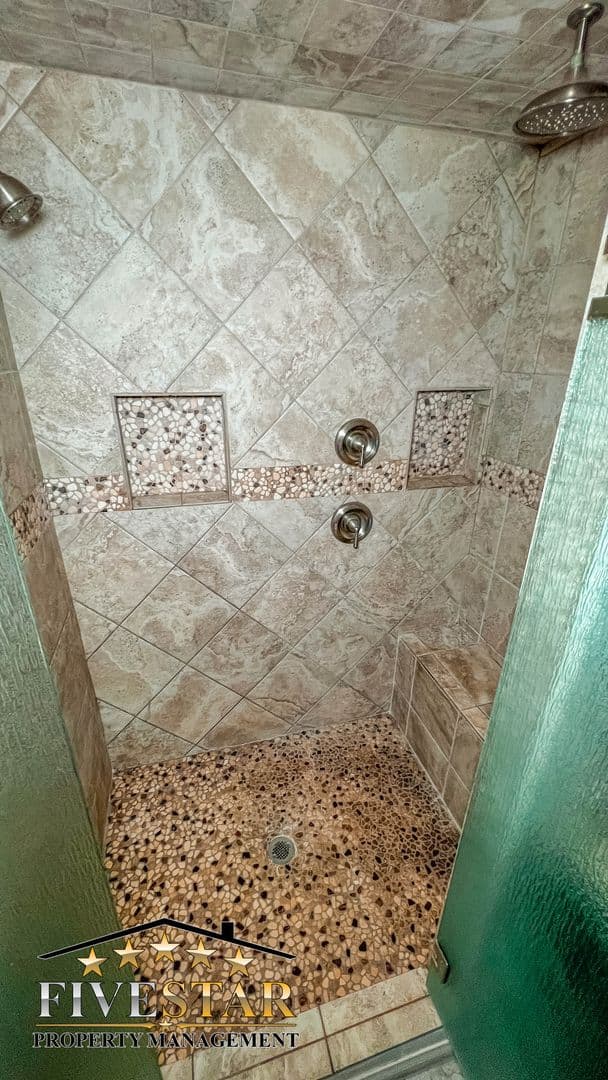 Bakersfield House: 709 Park Dr