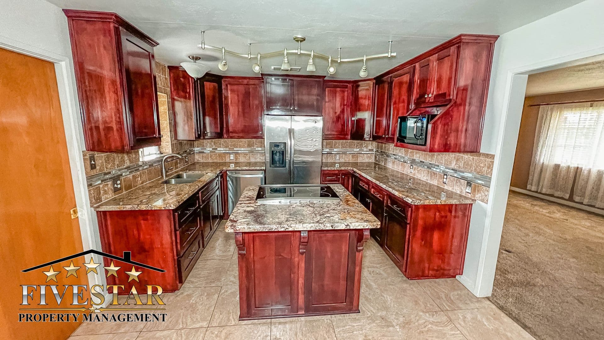 Bakersfield House: 709 Park Dr