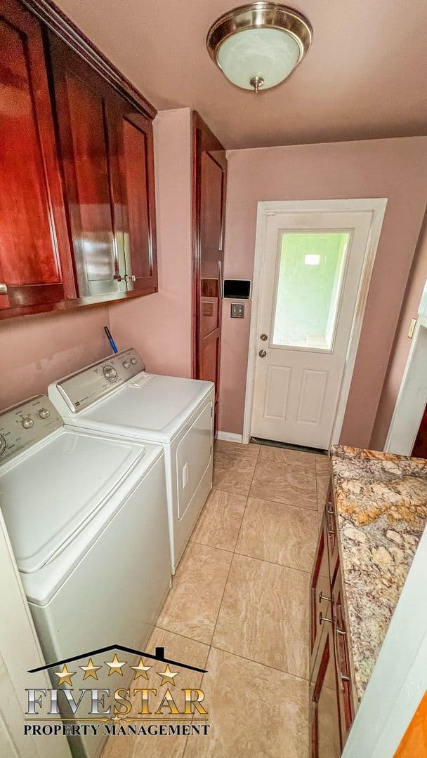 Bakersfield House: 709 Park Dr