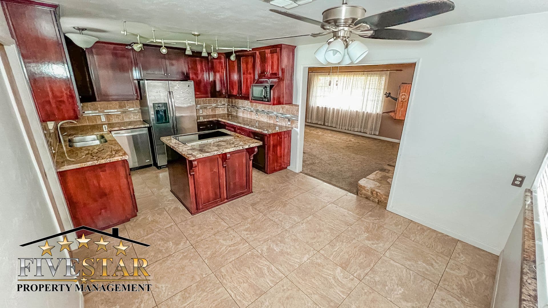 Bakersfield House: 709 Park Dr