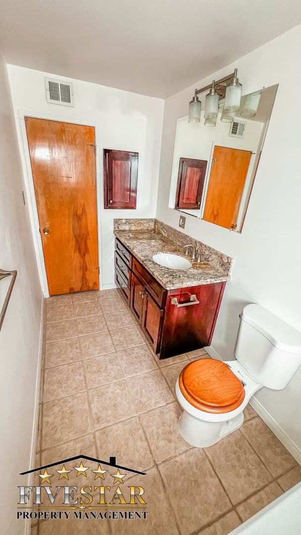 Bakersfield House: 709 Park Dr