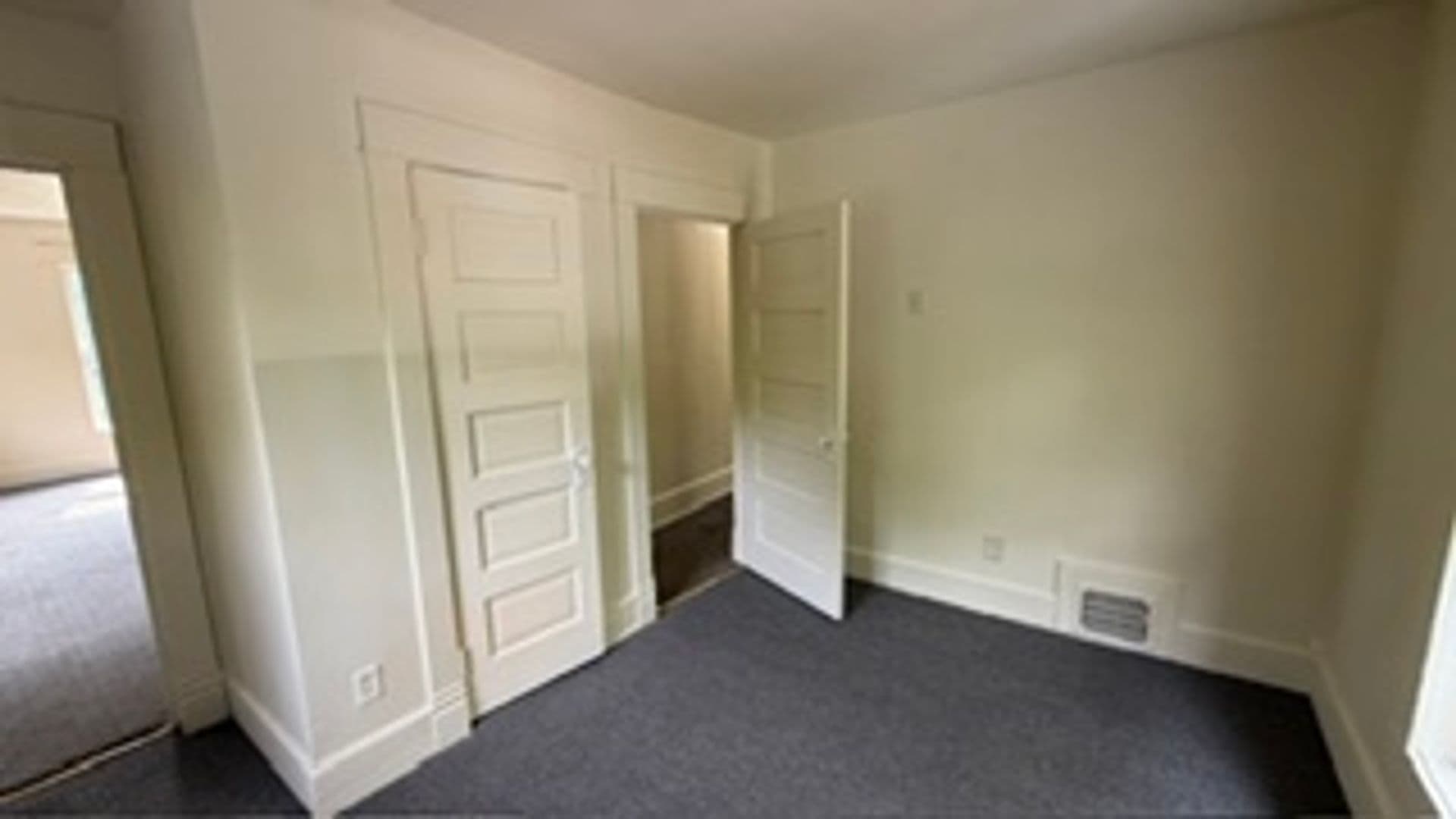 Bristol House: 208 N River Road