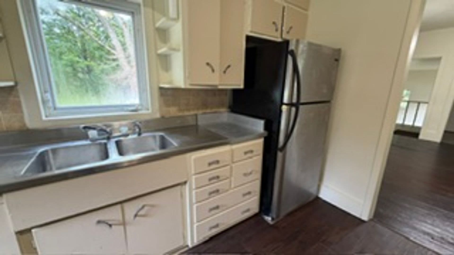 Bristol House: 208 N River Road