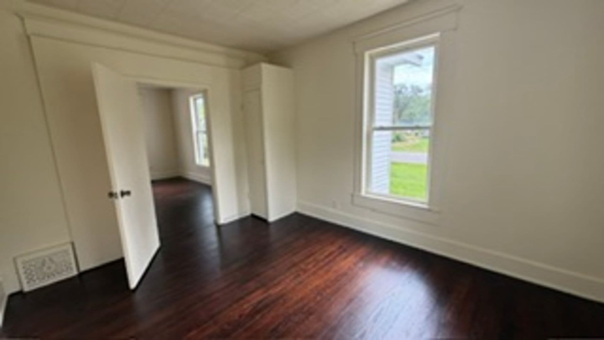 Bristol House: 208 N River Road