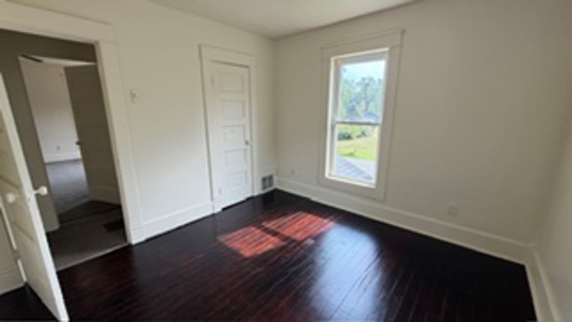 Bristol House: 208 N River Road