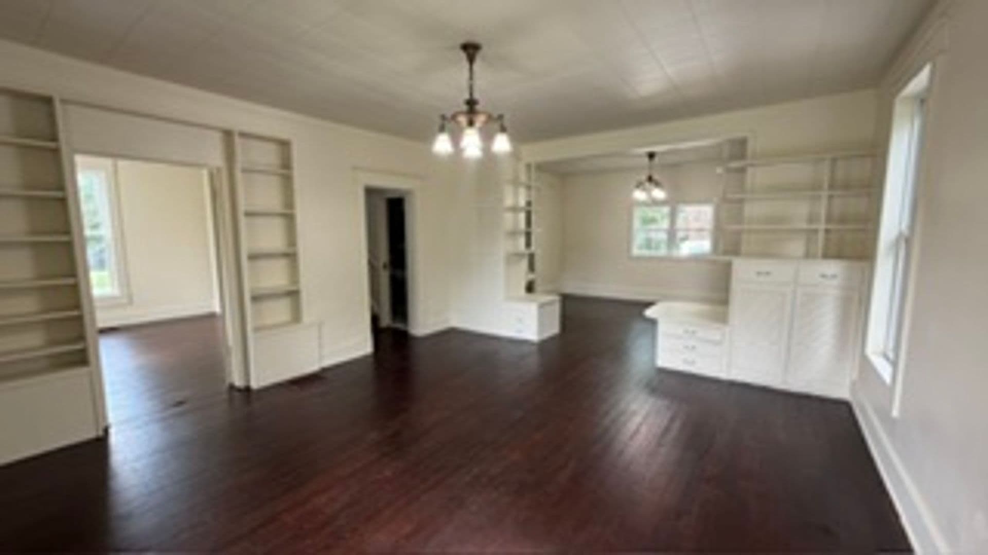 Bristol House: 208 N River Road