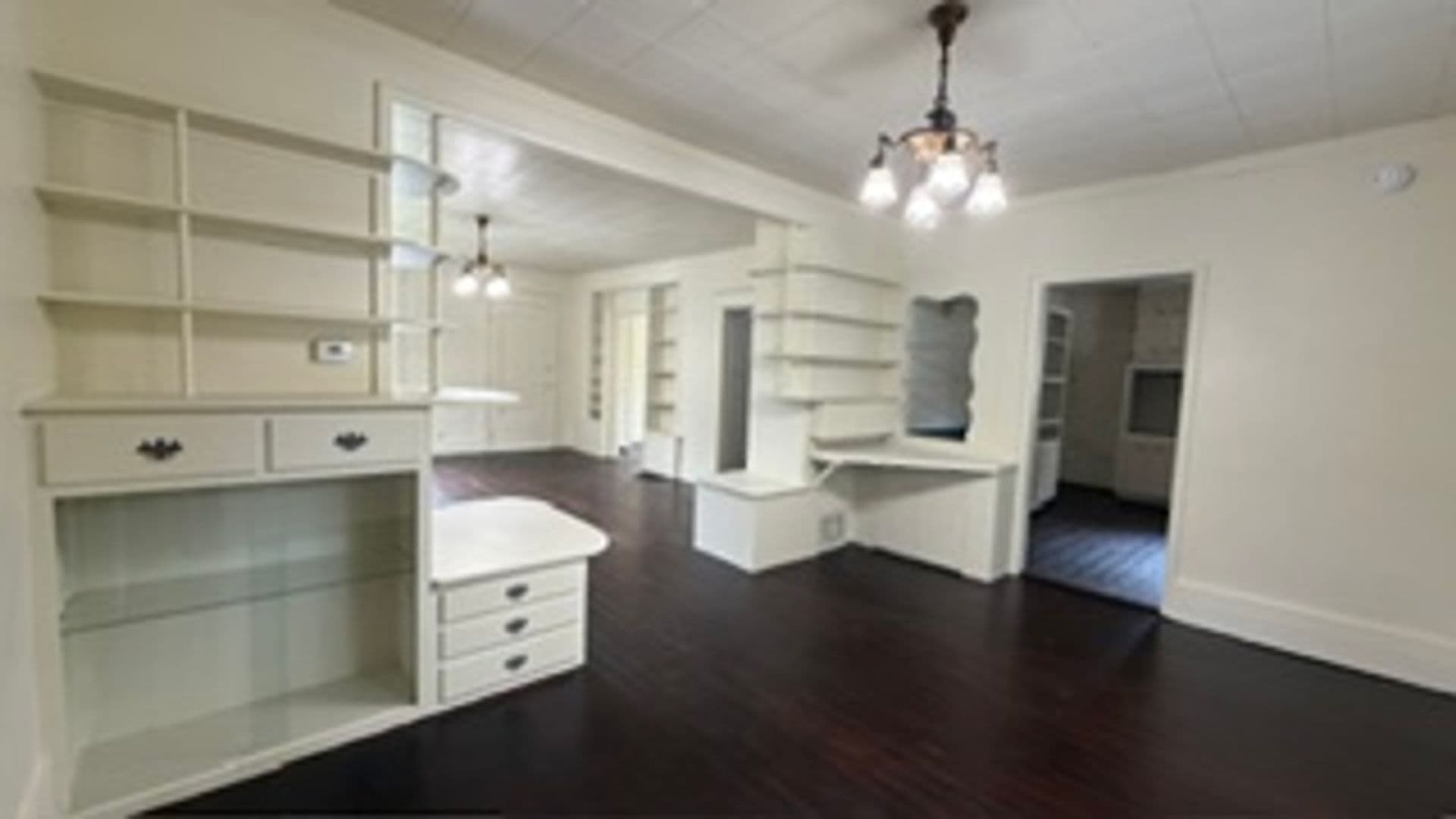 Bristol House: 208 N River Road