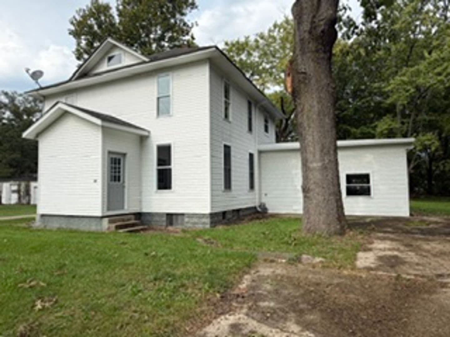 Bristol House: 208 N River Road
