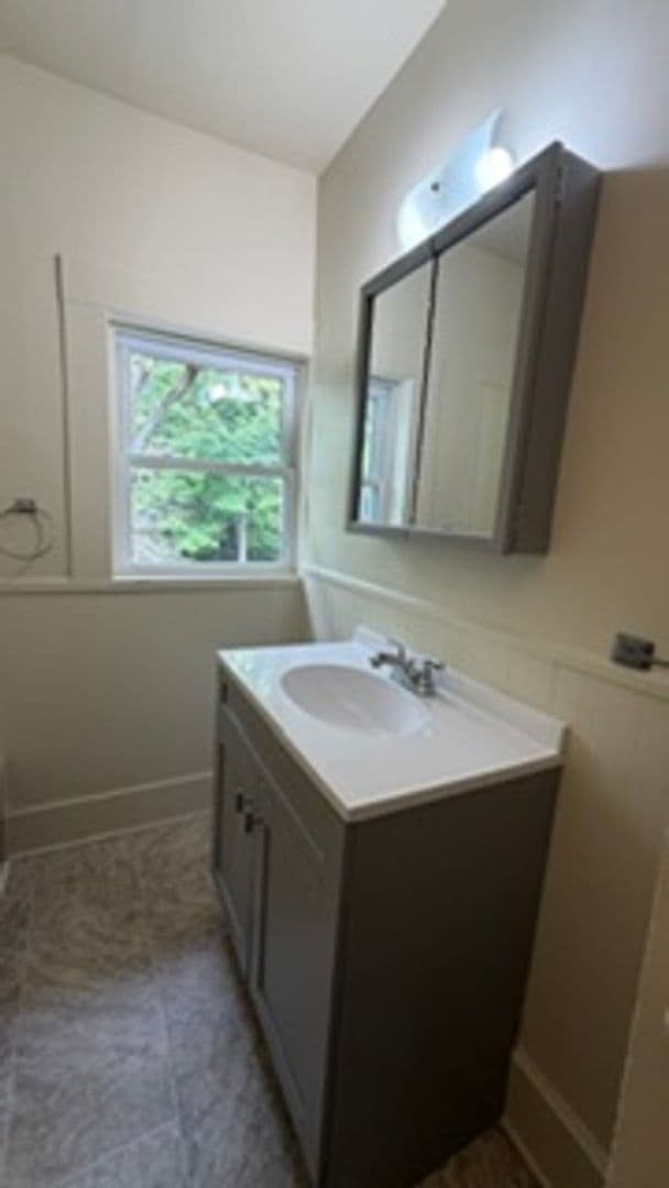 Bristol House: 208 N River Road