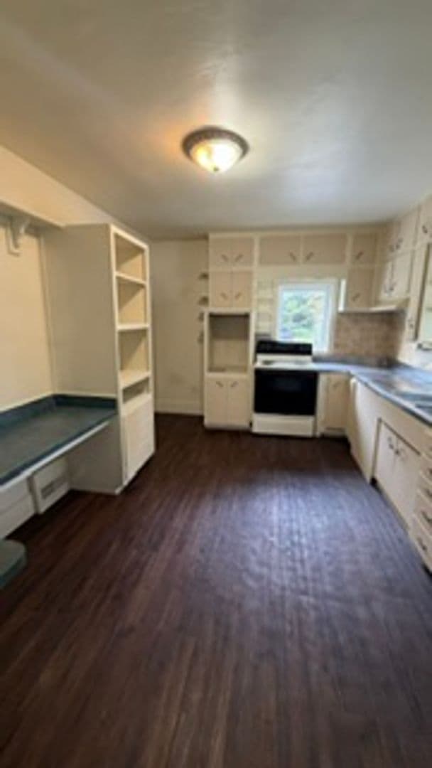 Bristol House: 208 N River Road
