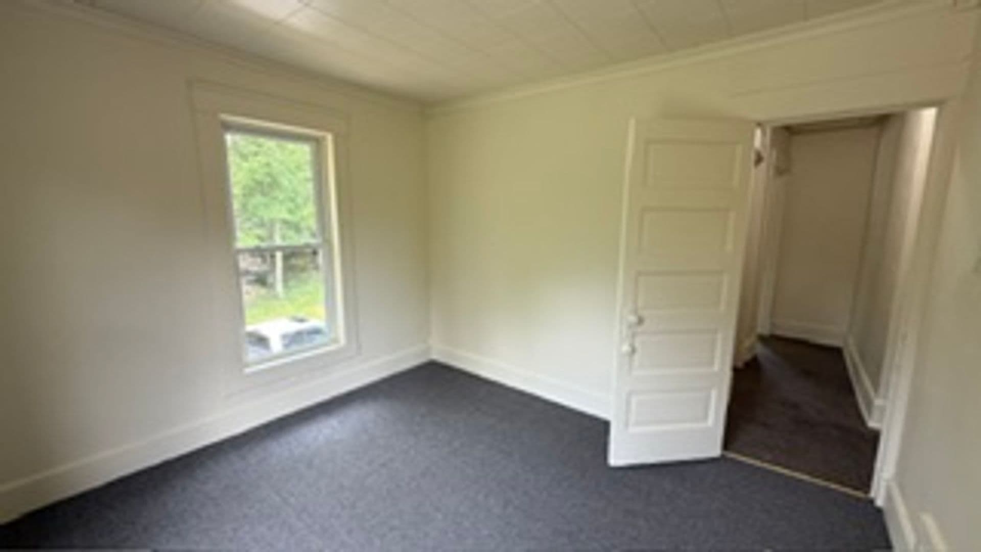 Bristol House: 208 N River Road