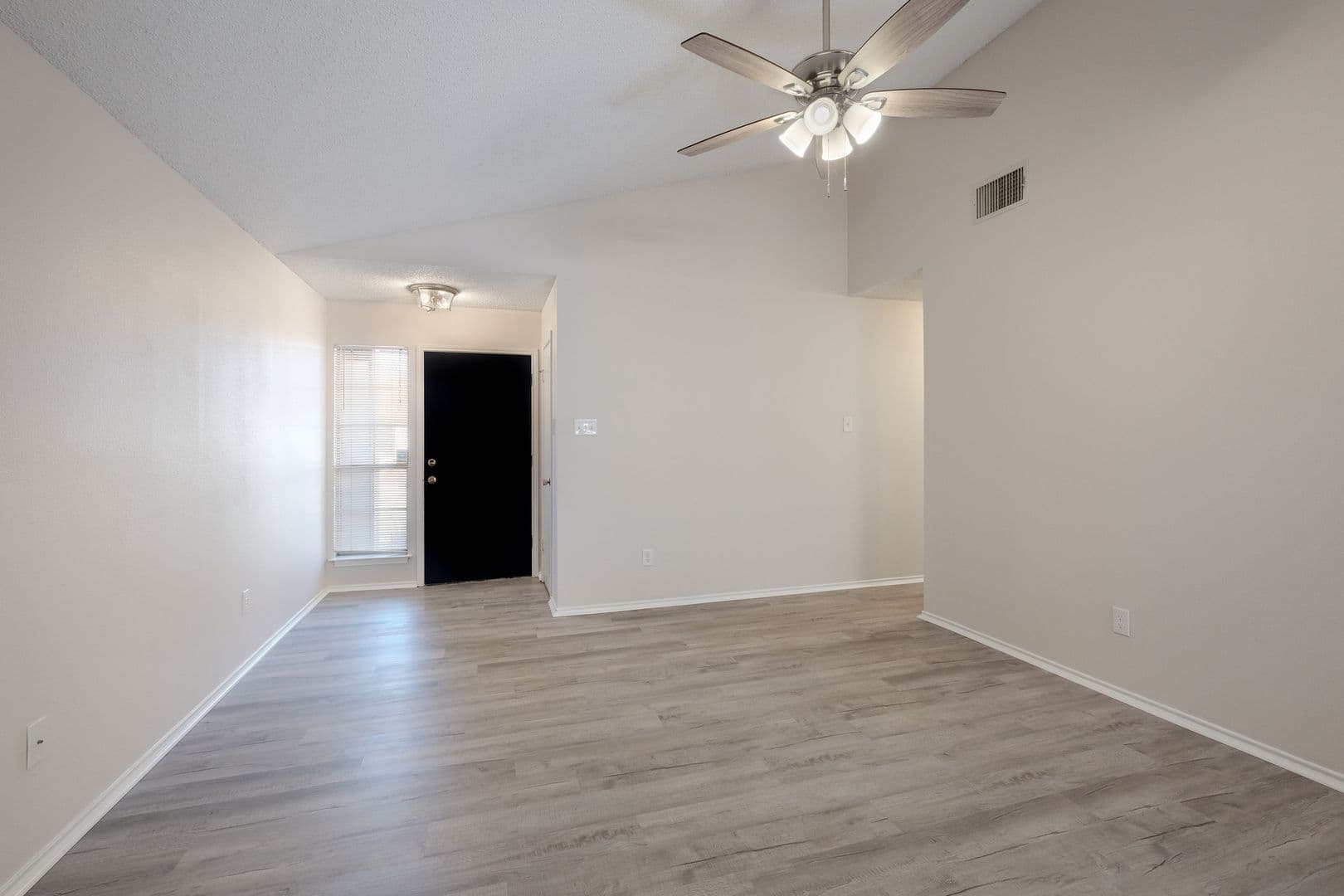 Universal City House: 629 Fern Meadow