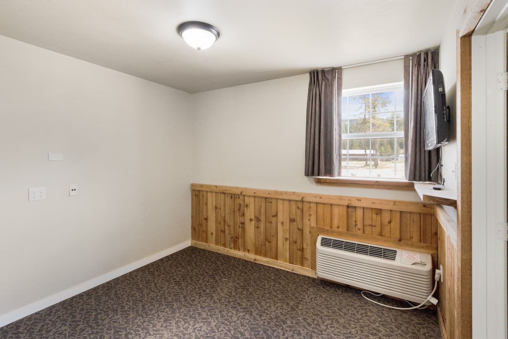 Marion Apartment: 152 Pleasant Valley Rd
