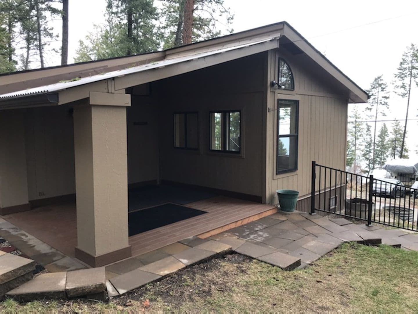Lakeside House: 934 Lakeside Blvd.