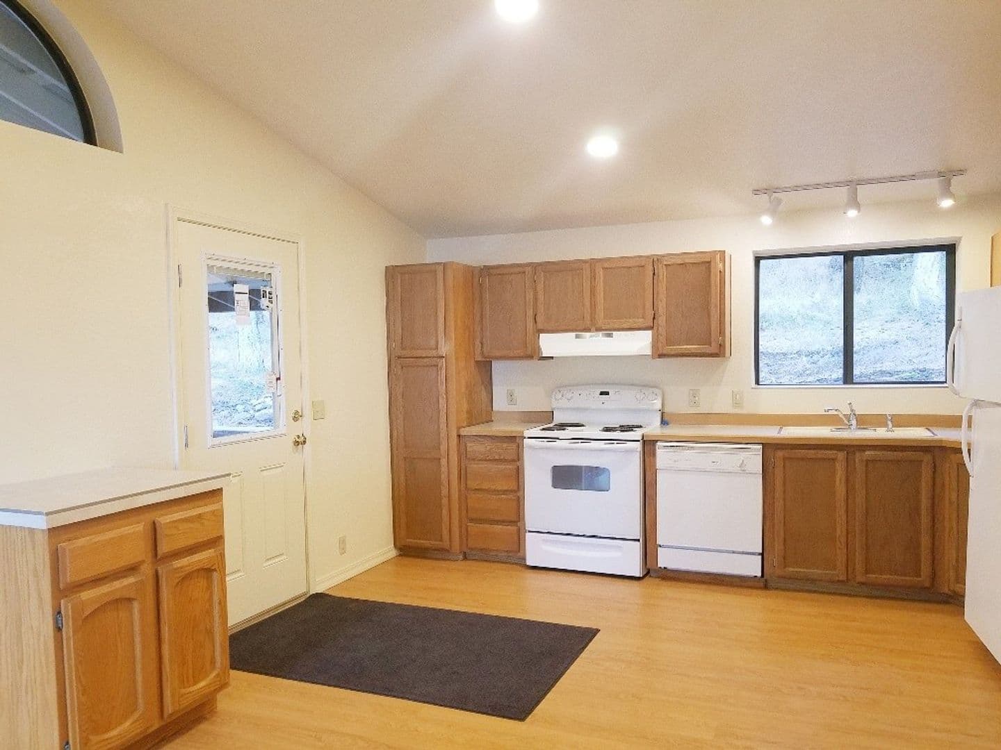 Lakeside House: 934 Lakeside Blvd.