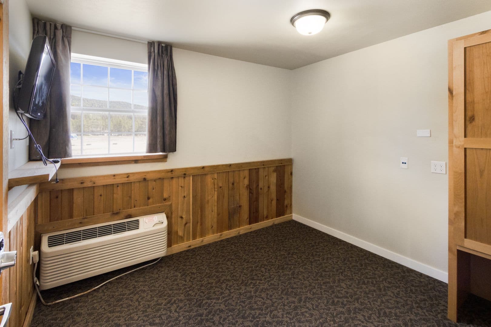 Marion Apartment: 152 Pleasant Valley Rd