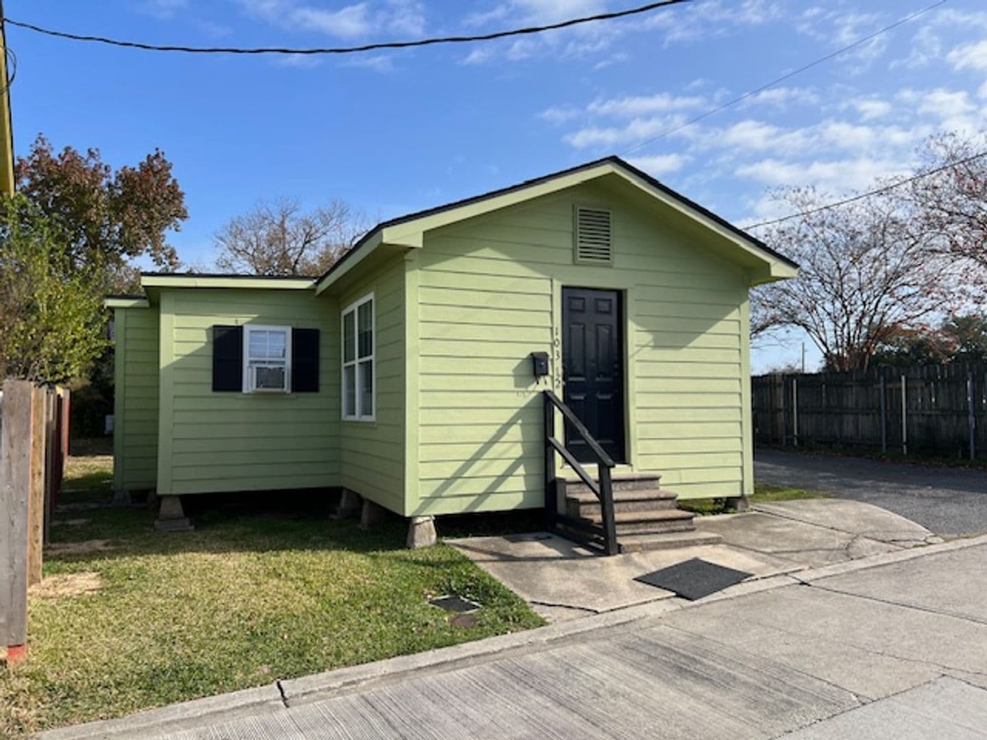 Lake Charles House: 103 1/2 Park Avenue