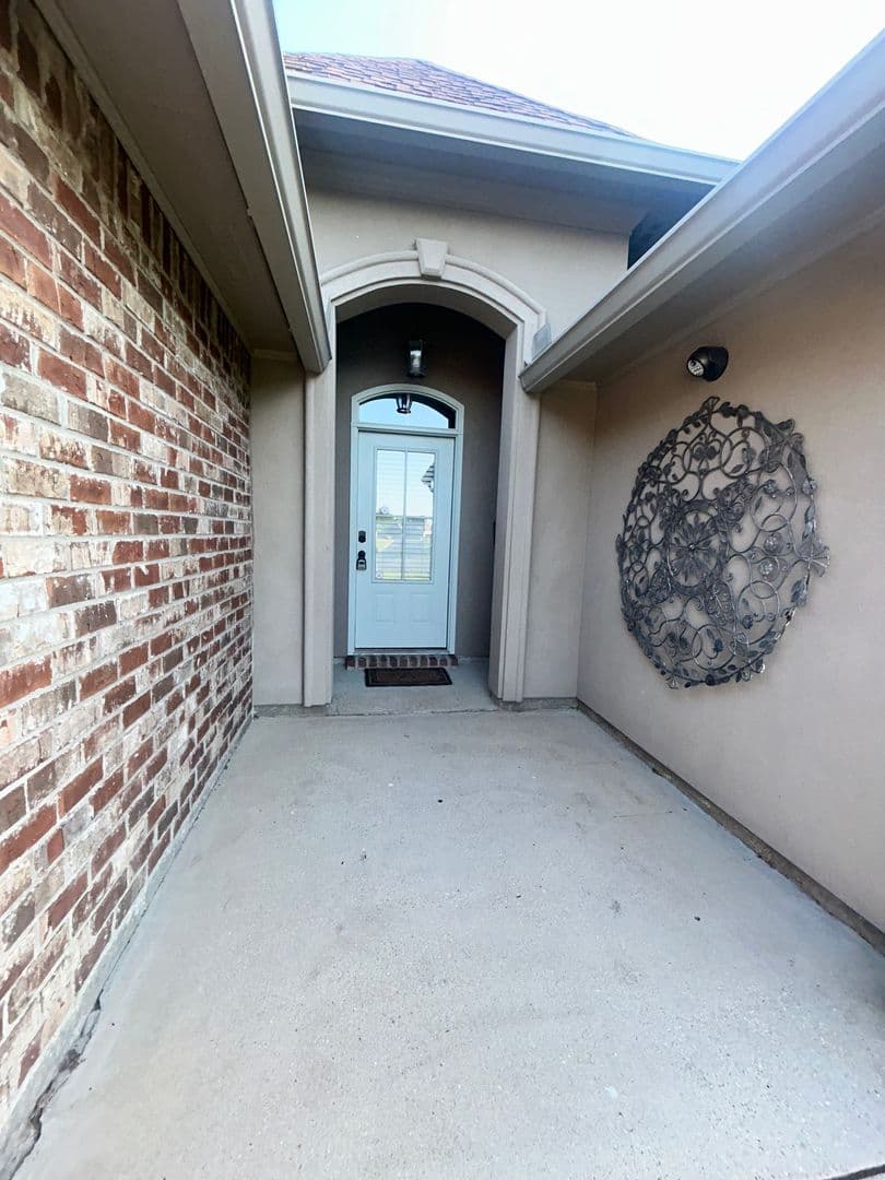 Prairieville House: 41488 Creekstone Ave