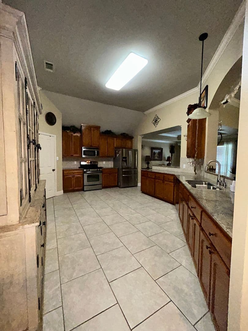 Prairieville House: 41488 Creekstone Ave