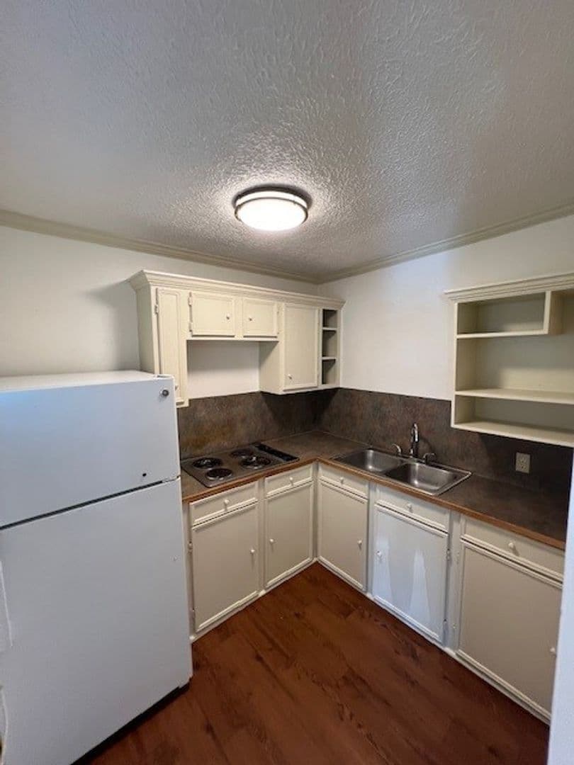 Lake Charles House: 103 1/2 Park Avenue