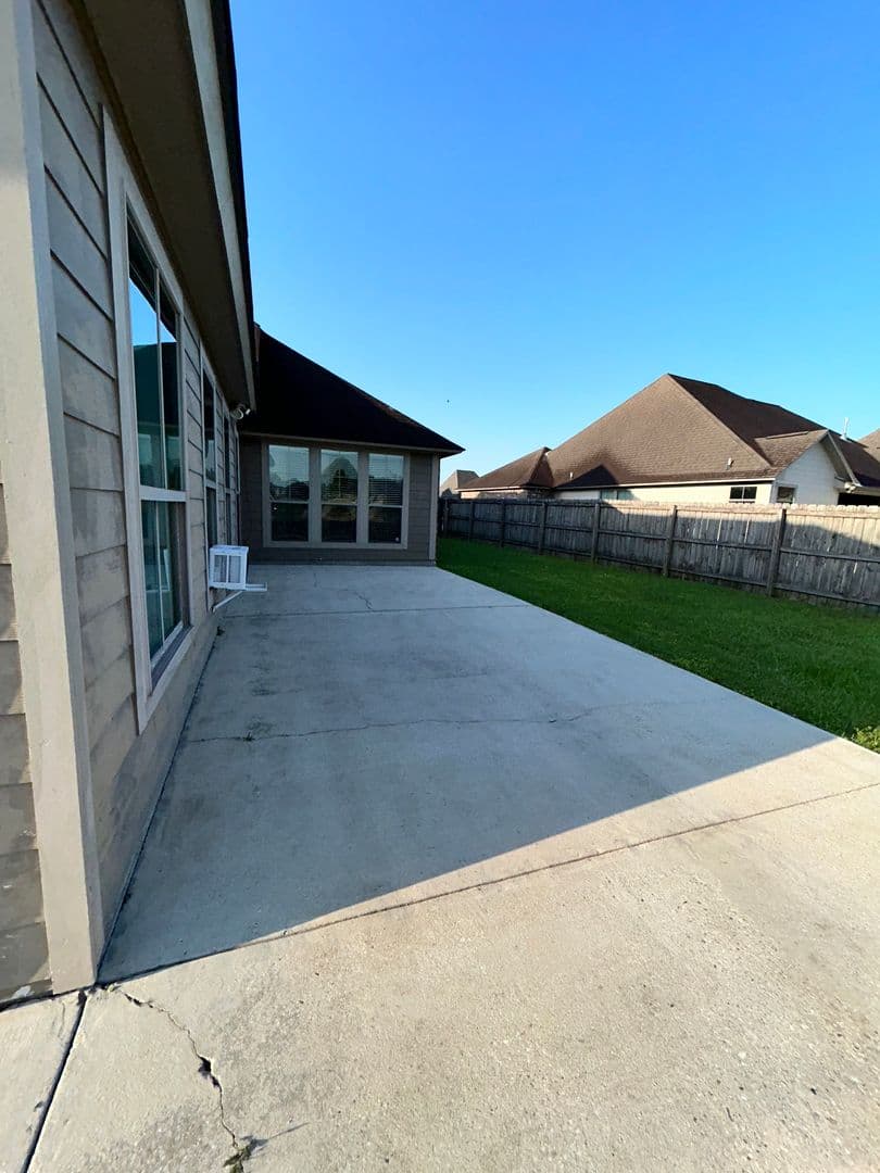 Prairieville House: 41488 Creekstone Ave