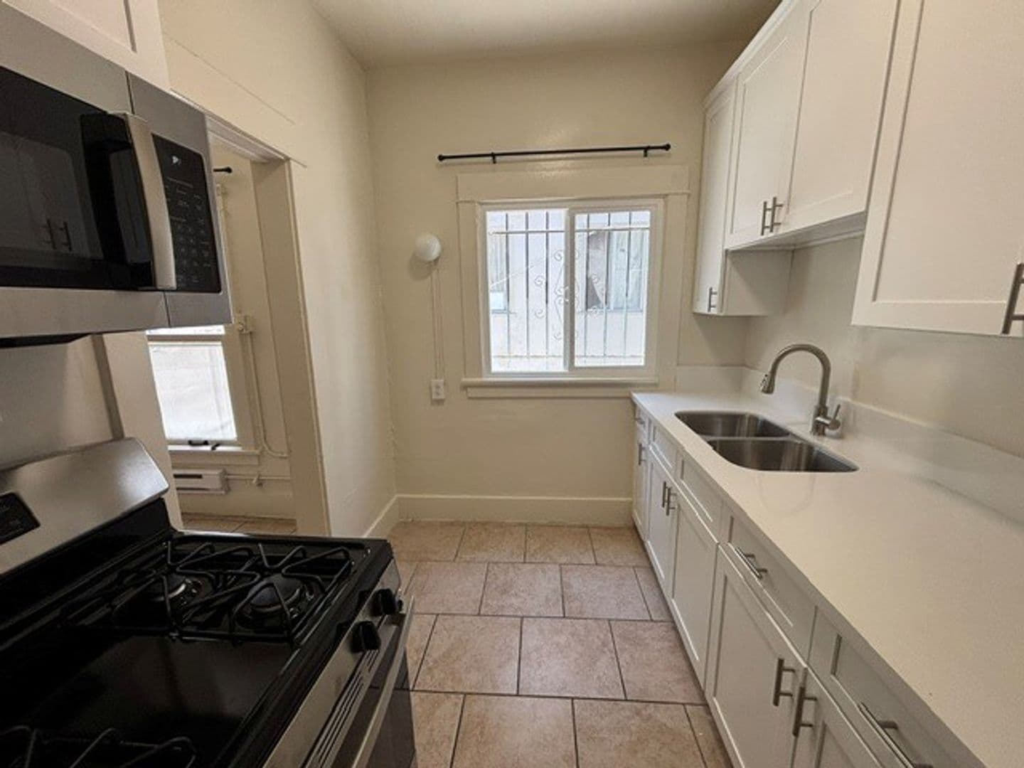 Los Angeles Apartment: 2845 San Marino St.