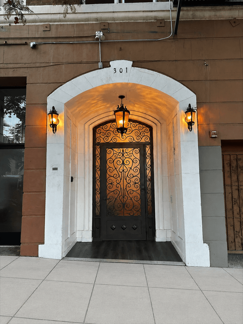 Los Angeles Apartment: 301 S. Kenmore Ave.