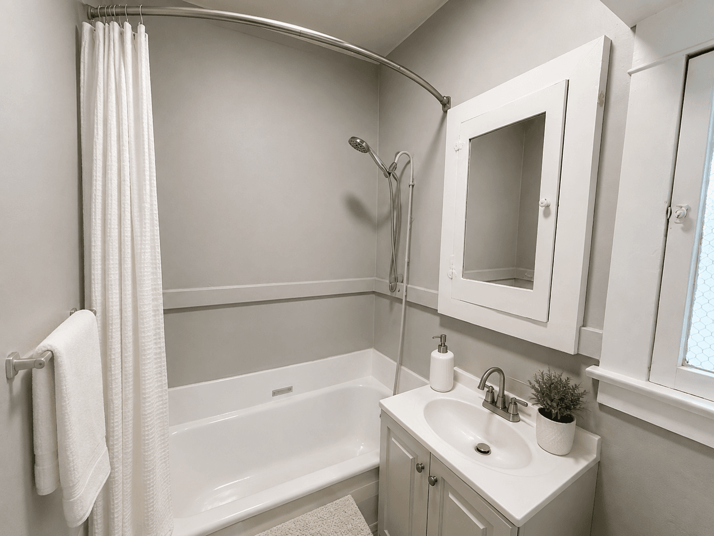 Los Angeles Apartment: 2869 San Marino St.