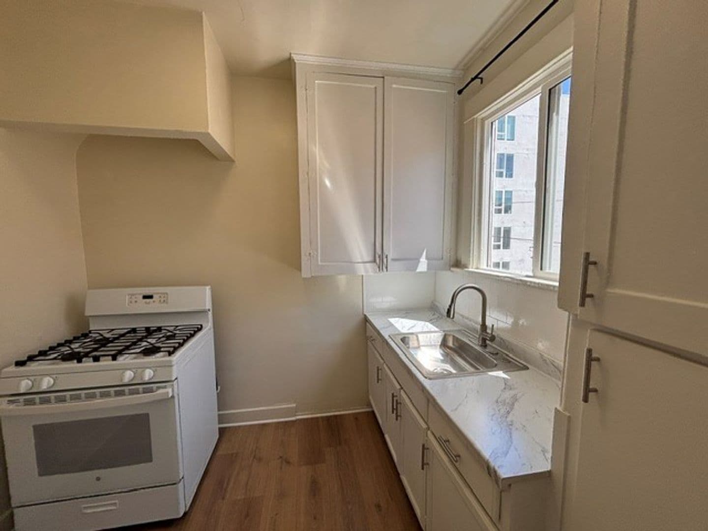 Los Angeles Apartment: 2869 San Marino St.