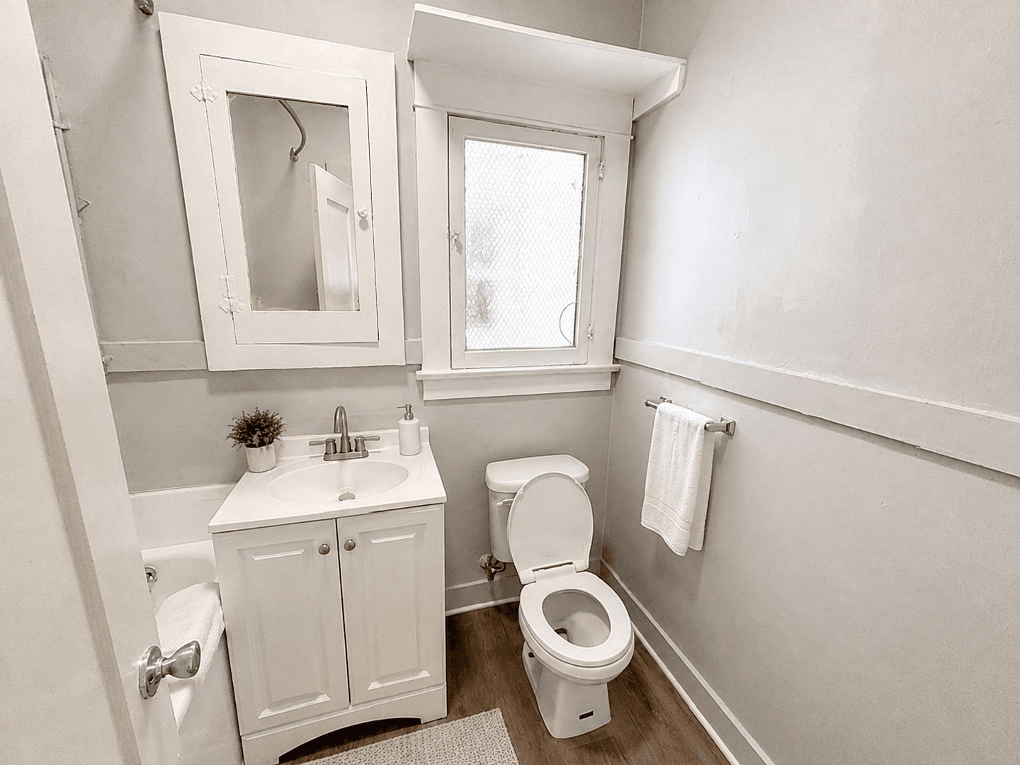 Los Angeles Apartment: 2869 San Marino St.
