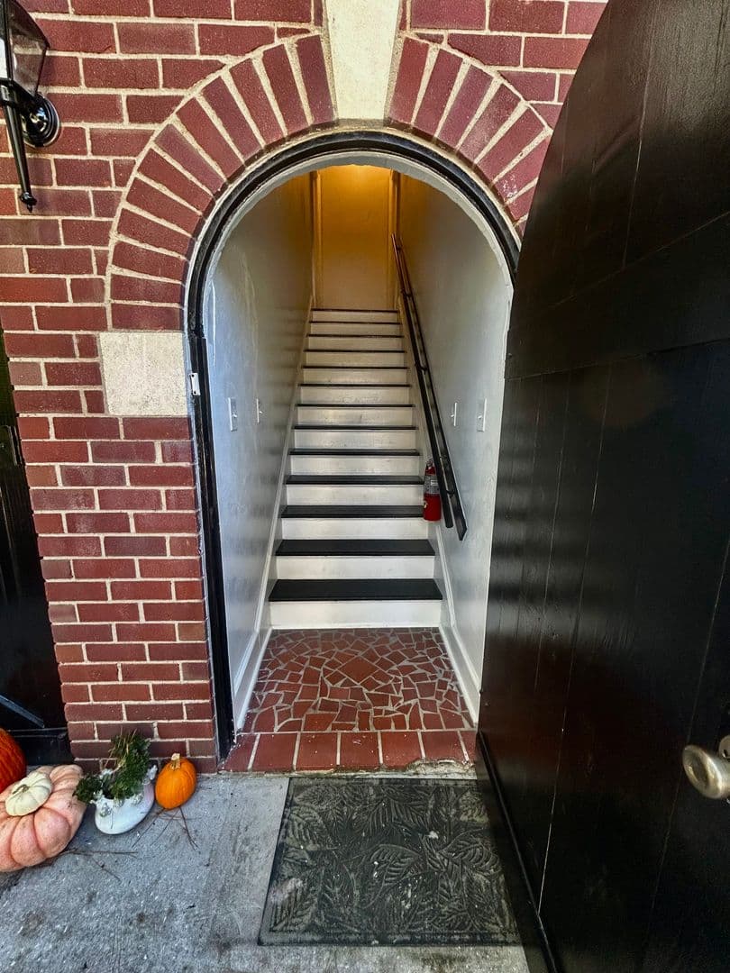 Savannah Apartment: 703 East 41st Street