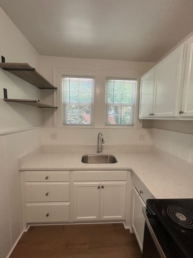 Savannah Apartment: 703 East 41st Street