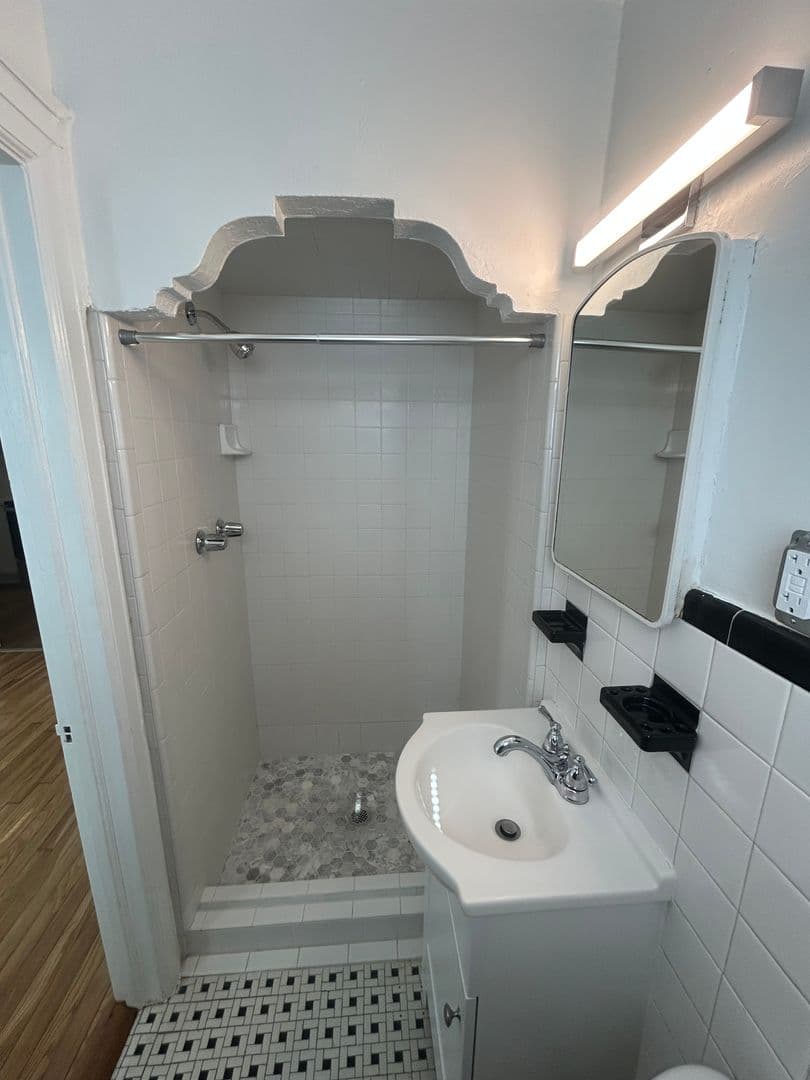 Savannah Apartment: 703 East 41st Street