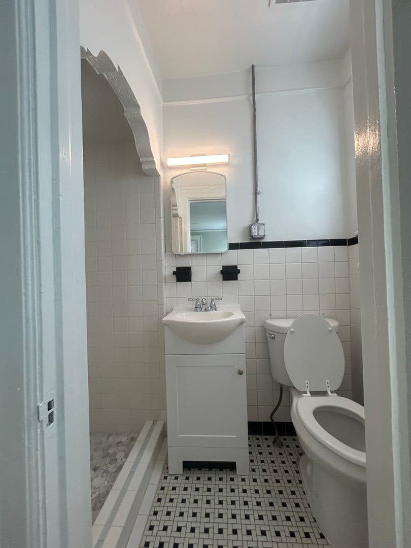Savannah Apartment: 703 East 41st Street