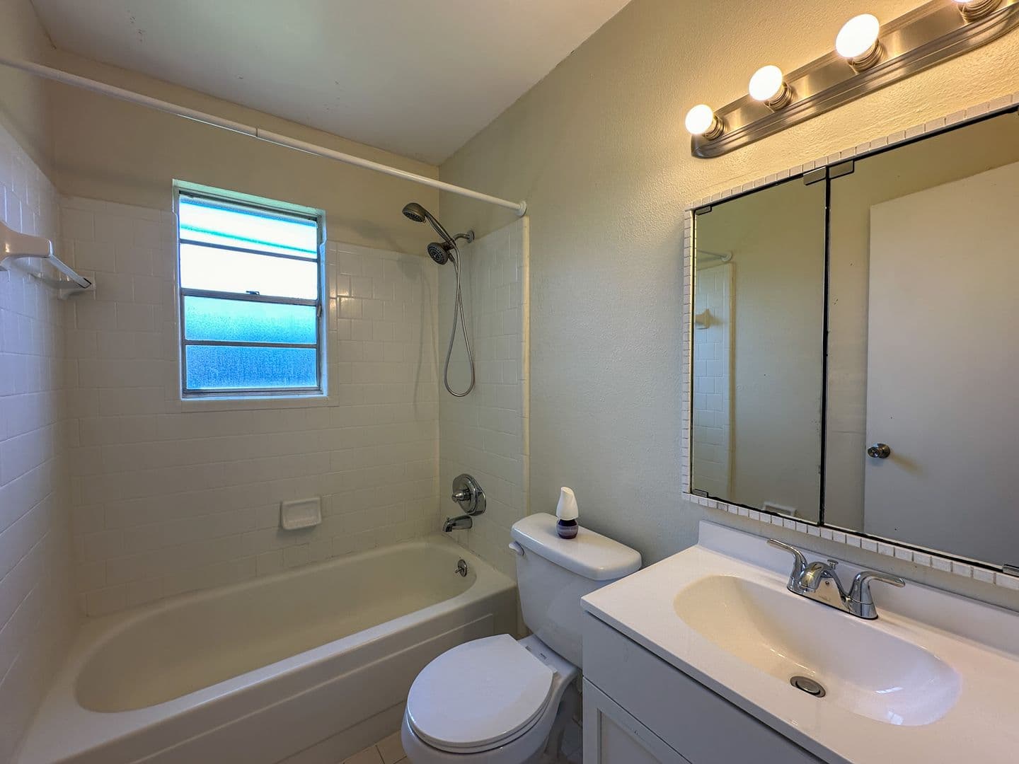Pensacola House: 279 Airport Blvd