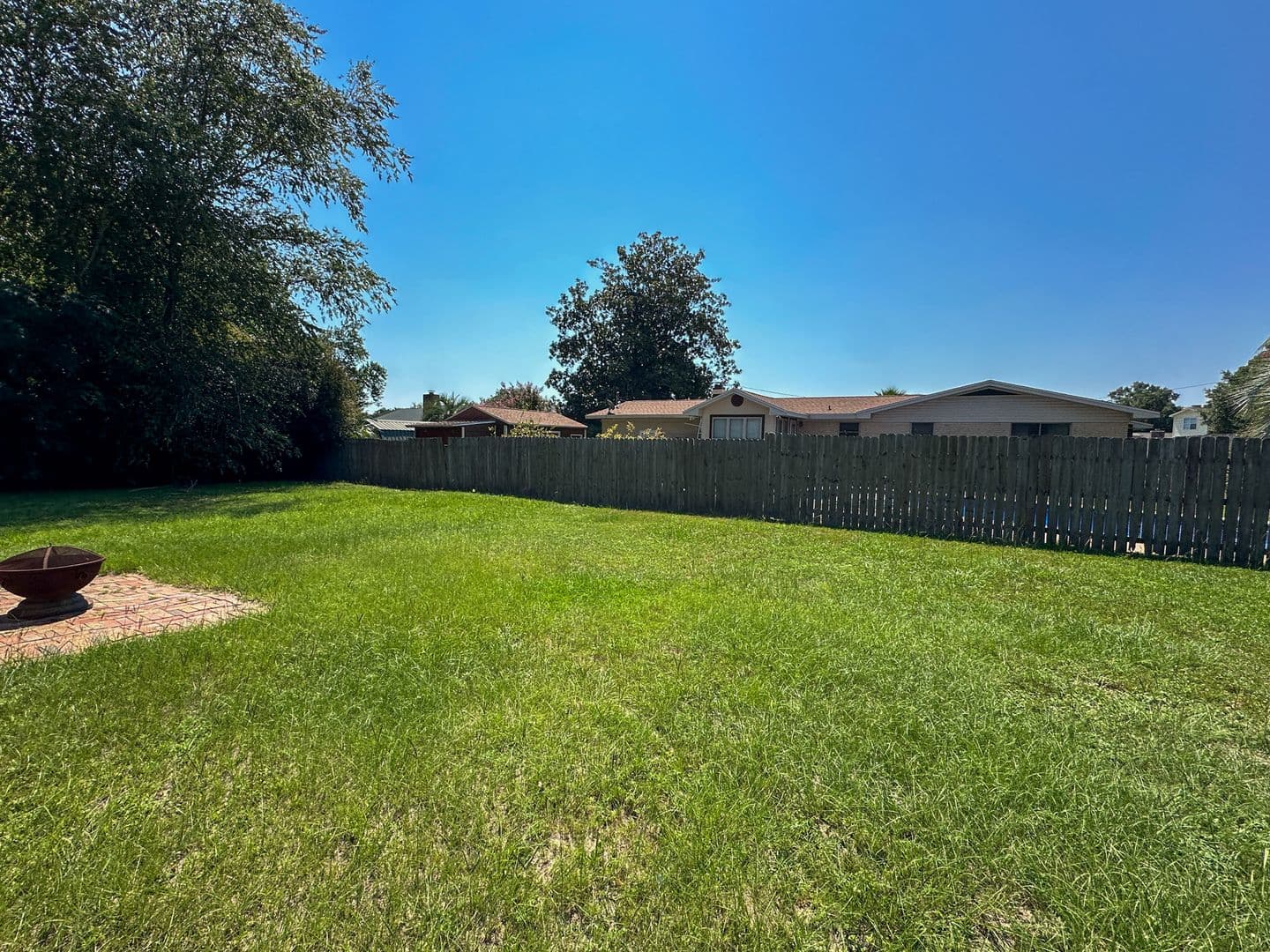 Pensacola House: 279 Airport Blvd