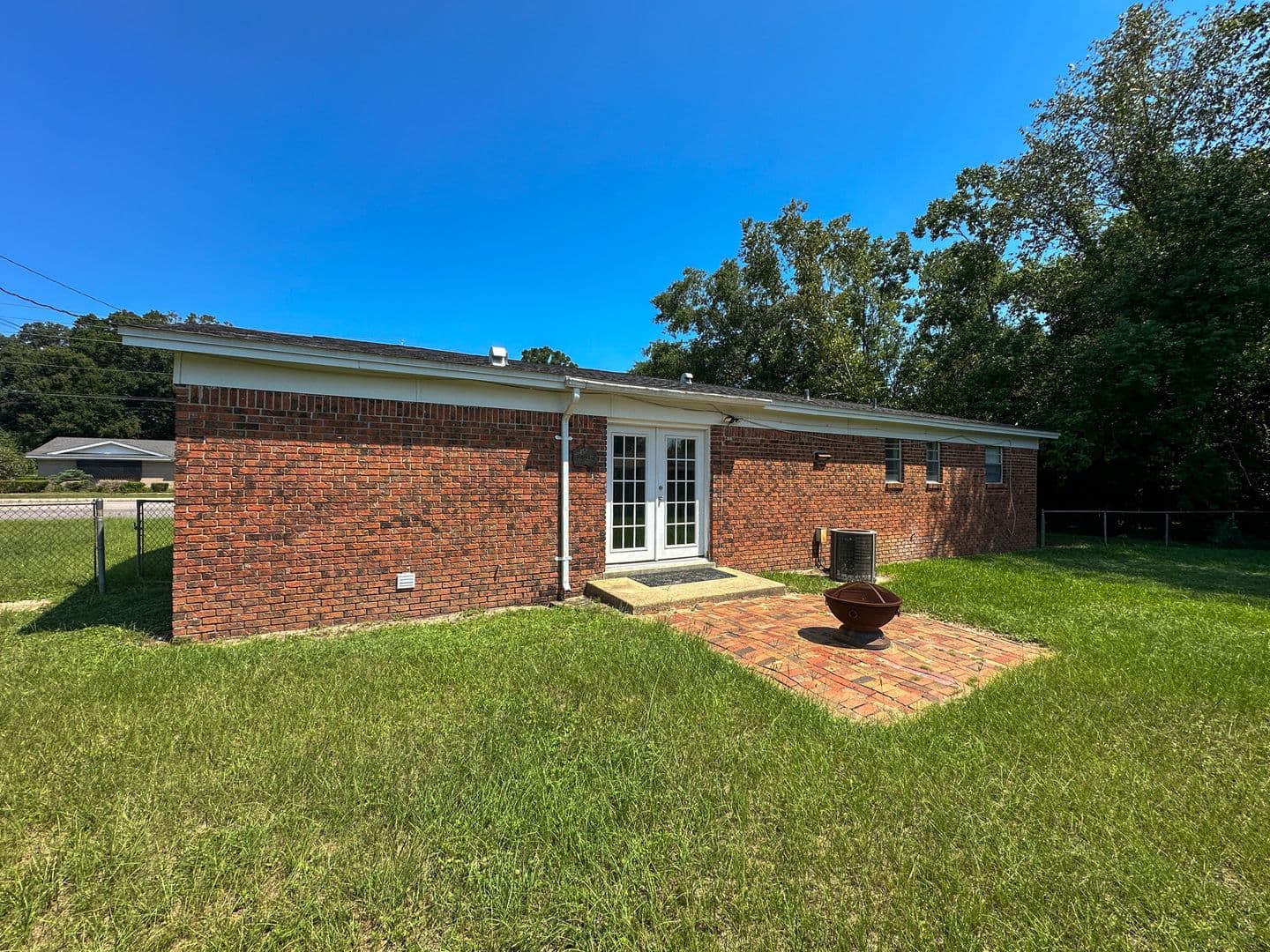 Pensacola House: 279 Airport Blvd